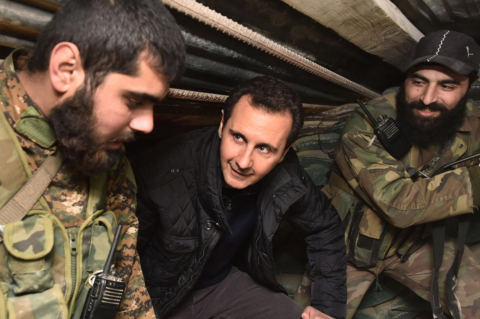 Bachar Al-Assad sur le front, avec des soldats de l'armée syrienne. D. R.